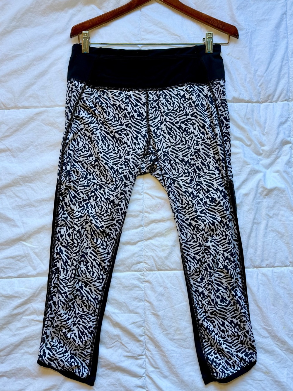 Lululemon Top Speed CROP Leggings | Black & White | Size 6 | Inseam 22"